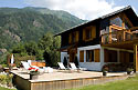 Chalet La Moraine Chamonix : chalet and terrace